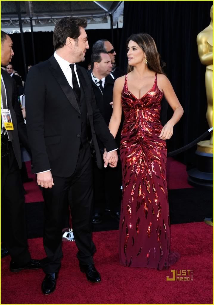 penelope-cruz-oscars-2011-red-carpet-02.jpg